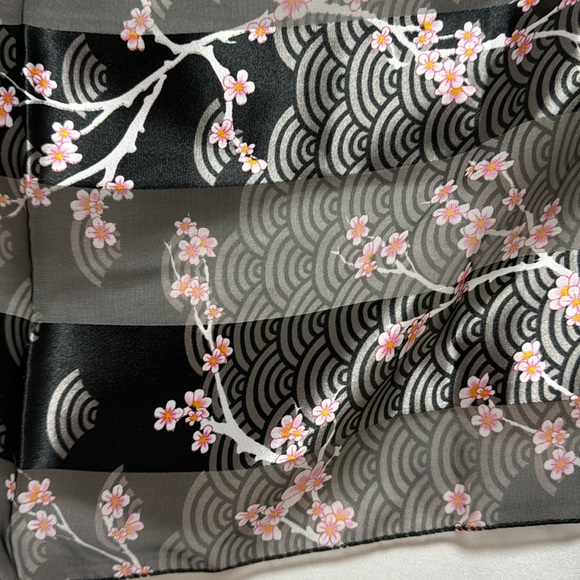 2 vintage woman’s scarves. One square and one rectangular. - Picture 5 of 6